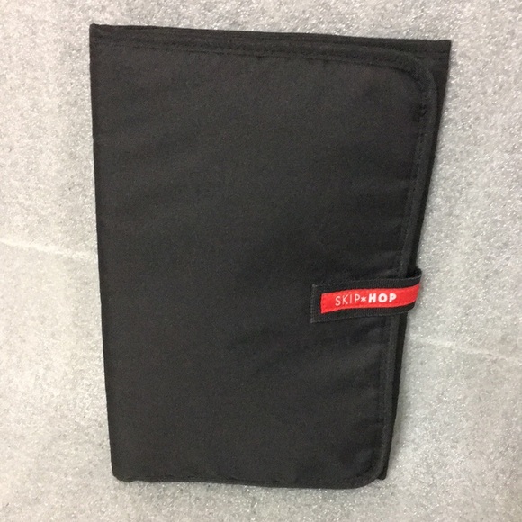 Skip Hop Chelsea Diaper Bag, Black w/ Gold Accents. - Picture 5 of 8